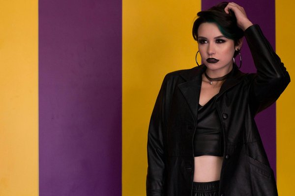 What are the essential items for creating a capsule wardrobe for the office?