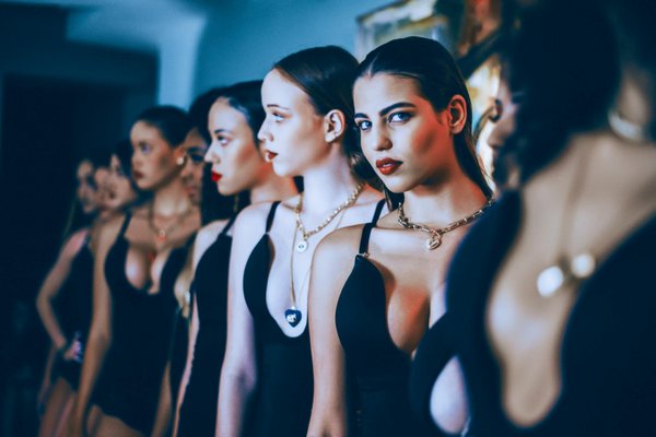 The definitive handbook for selecting trendy and cozy shoes for extended commutes